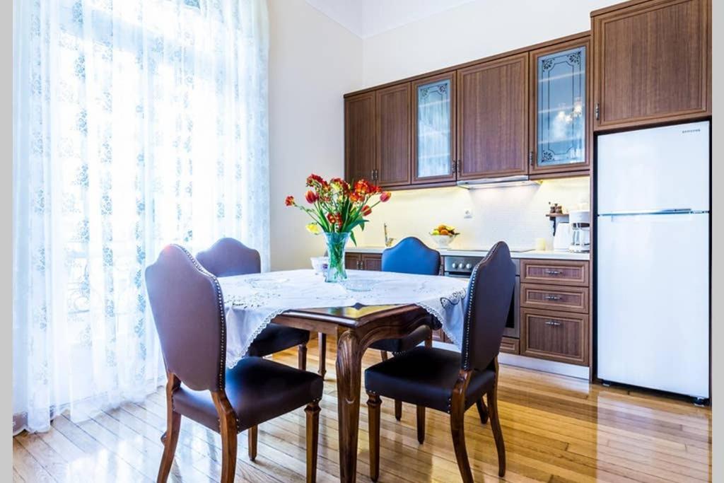 Neoclassical Apartment With 3 Bedrooms In بيرايوس المظهر الخارجي الصورة