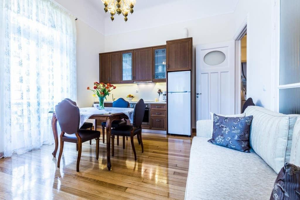 Neoclassical Apartment With 3 Bedrooms In بيرايوس المظهر الخارجي الصورة