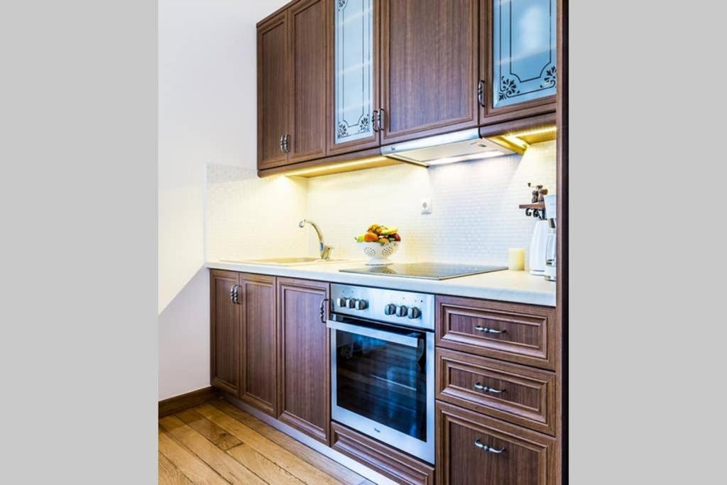 Neoclassical Apartment With 3 Bedrooms In بيرايوس المظهر الخارجي الصورة