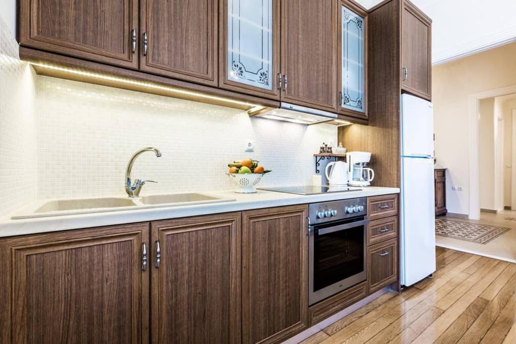 Neoclassical Apartment With 3 Bedrooms In بيرايوس المظهر الخارجي الصورة