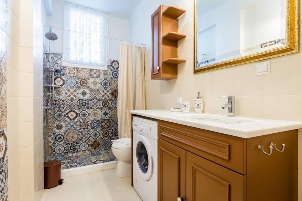 Neoclassical Apartment With 3 Bedrooms In بيرايوس المظهر الخارجي الصورة
