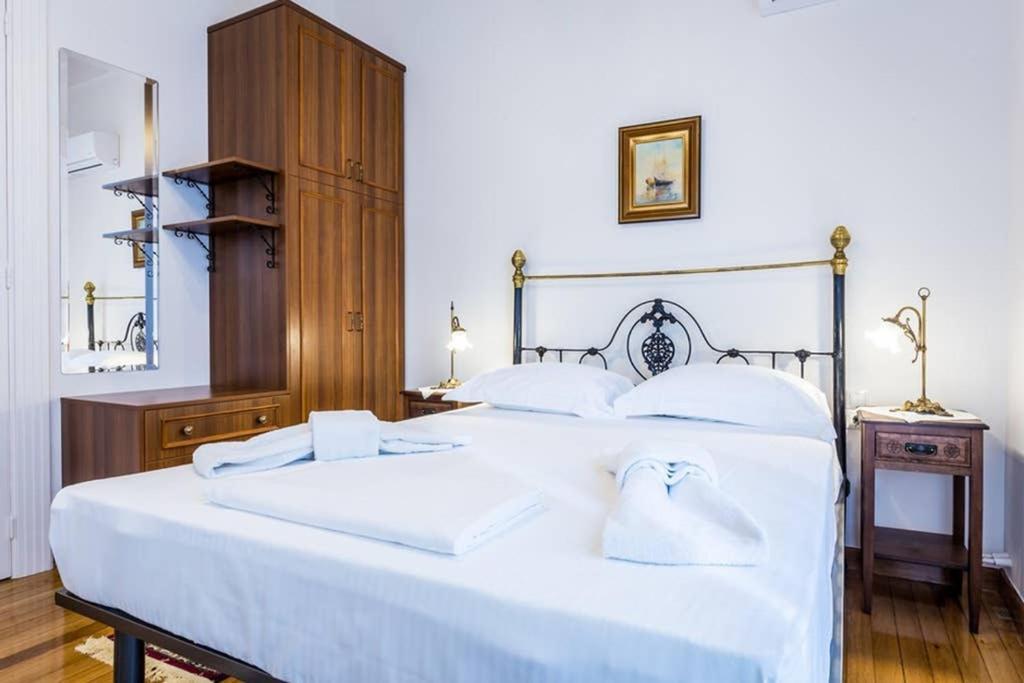 Neoclassical Apartment With 3 Bedrooms In بيرايوس المظهر الخارجي الصورة