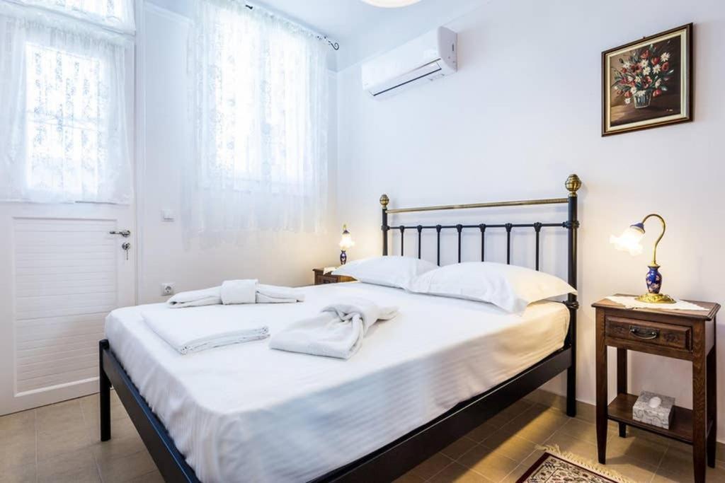 Neoclassical Apartment With 3 Bedrooms In بيرايوس المظهر الخارجي الصورة