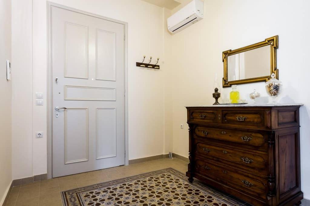 Neoclassical Apartment With 3 Bedrooms In بيرايوس المظهر الخارجي الصورة