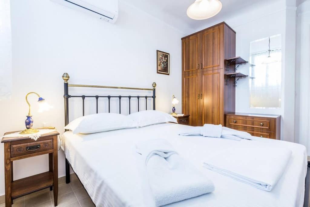 Neoclassical Apartment With 3 Bedrooms In بيرايوس المظهر الخارجي الصورة