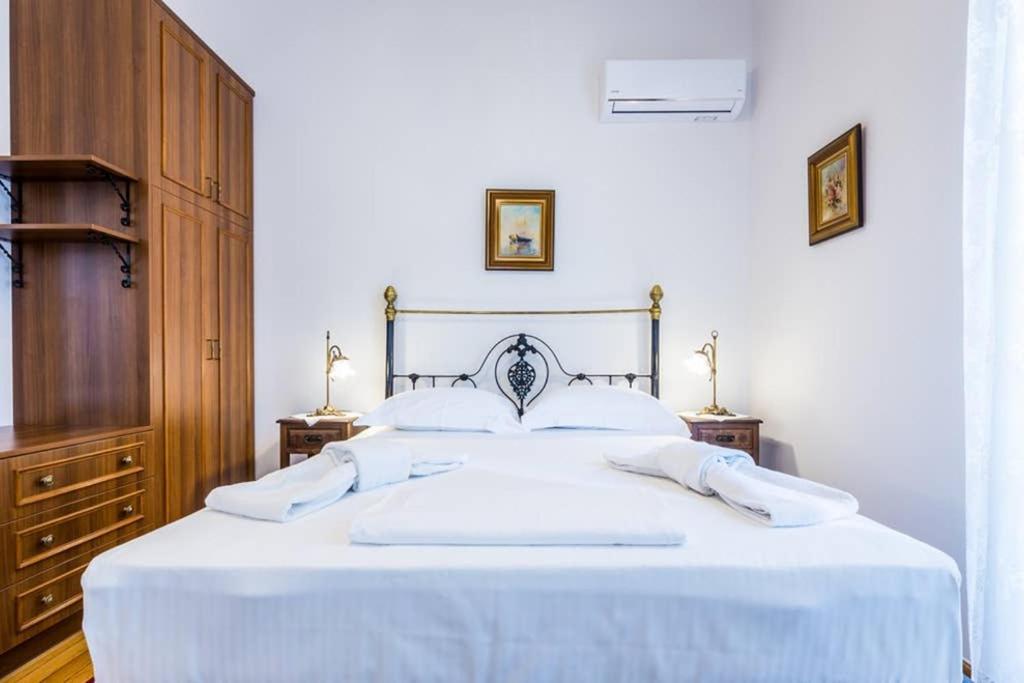 Neoclassical Apartment With 3 Bedrooms In بيرايوس المظهر الخارجي الصورة