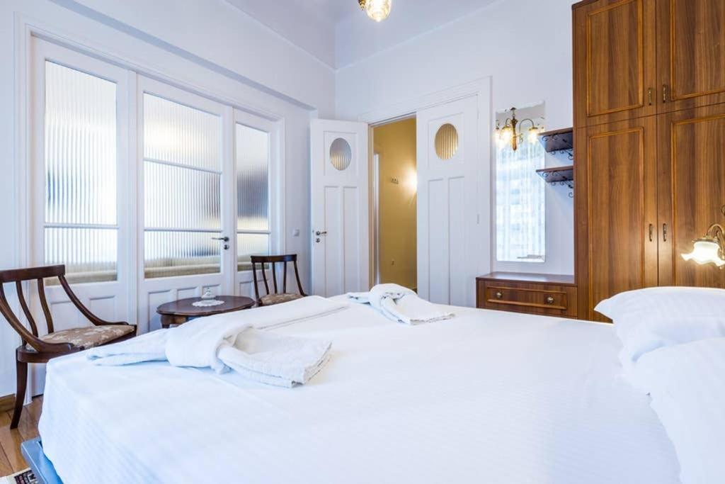 Neoclassical Apartment With 3 Bedrooms In بيرايوس المظهر الخارجي الصورة