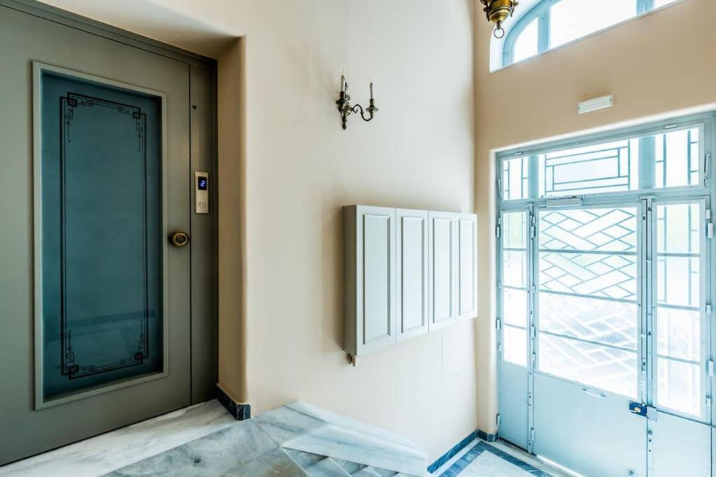 Neoclassical Apartment With 3 Bedrooms In بيرايوس المظهر الخارجي الصورة