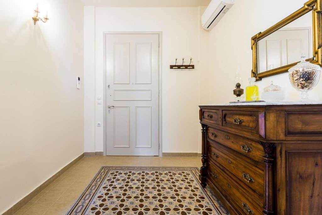 Neoclassical Apartment With 3 Bedrooms In بيرايوس المظهر الخارجي الصورة