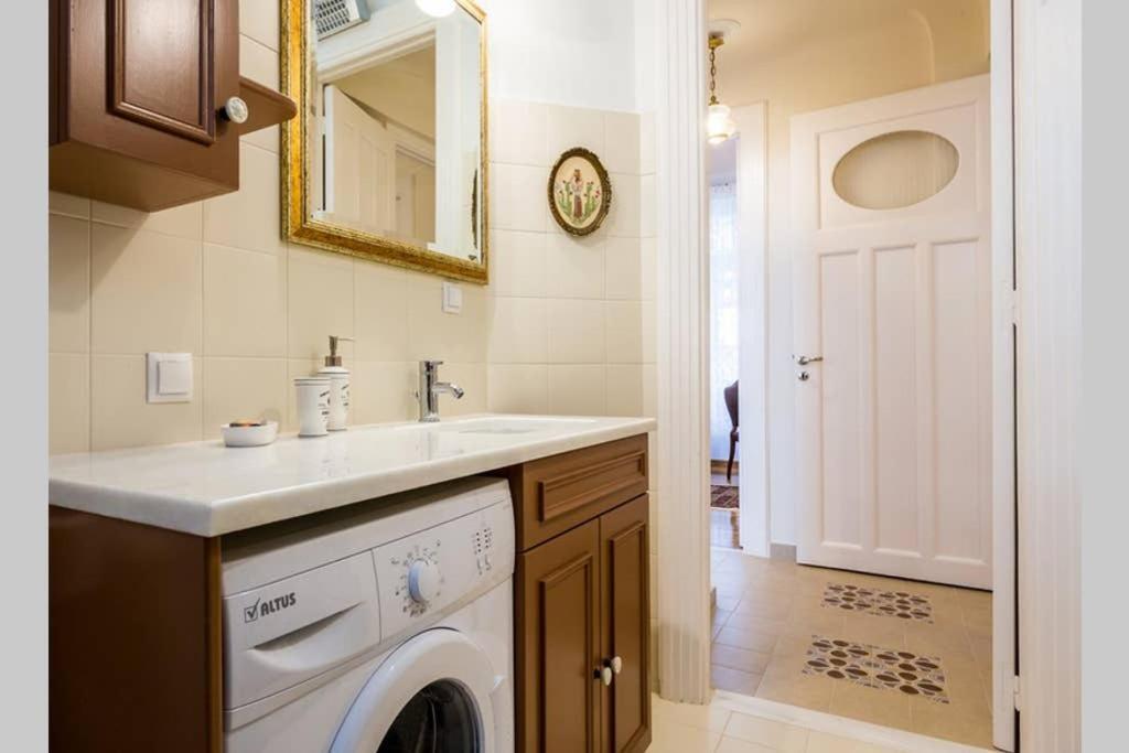 Neoclassical Apartment With 3 Bedrooms In بيرايوس المظهر الخارجي الصورة