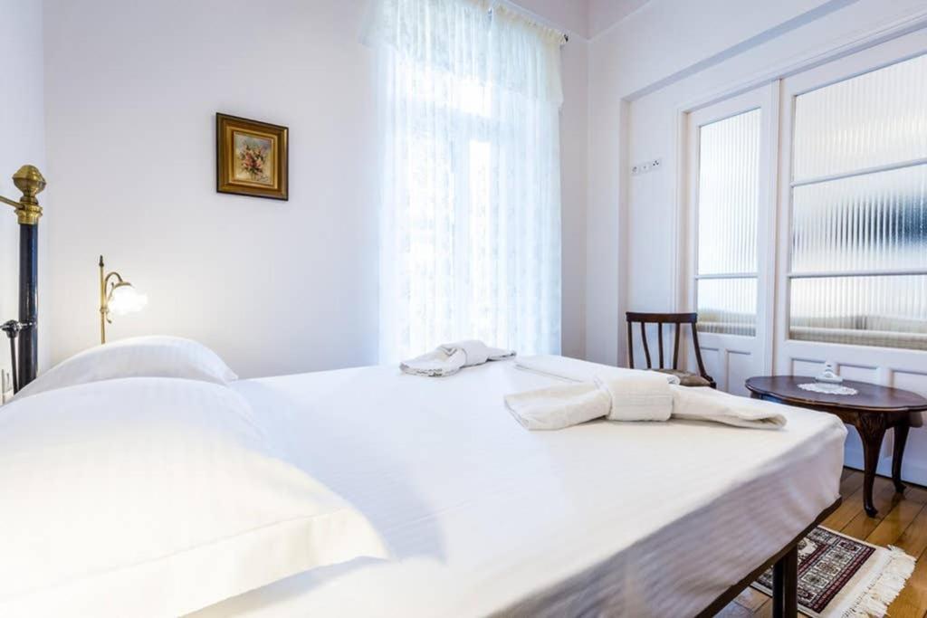 Neoclassical Apartment With 3 Bedrooms In بيرايوس المظهر الخارجي الصورة